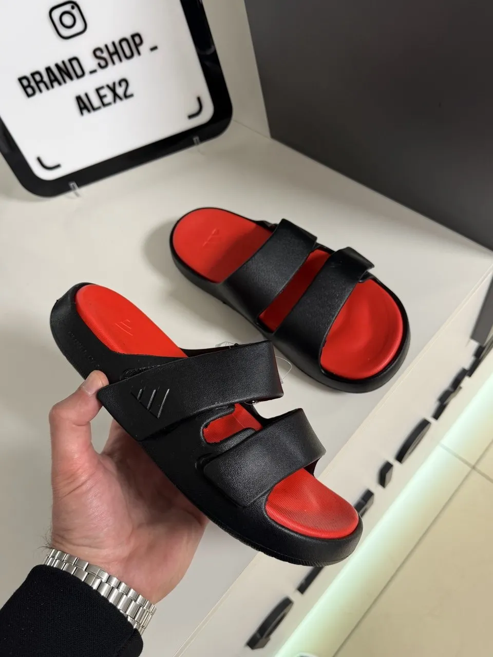 Чорні сланці adidas 