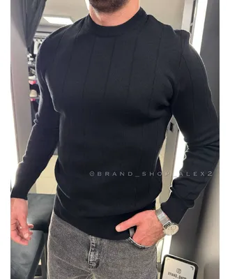 Чорний класичний светр