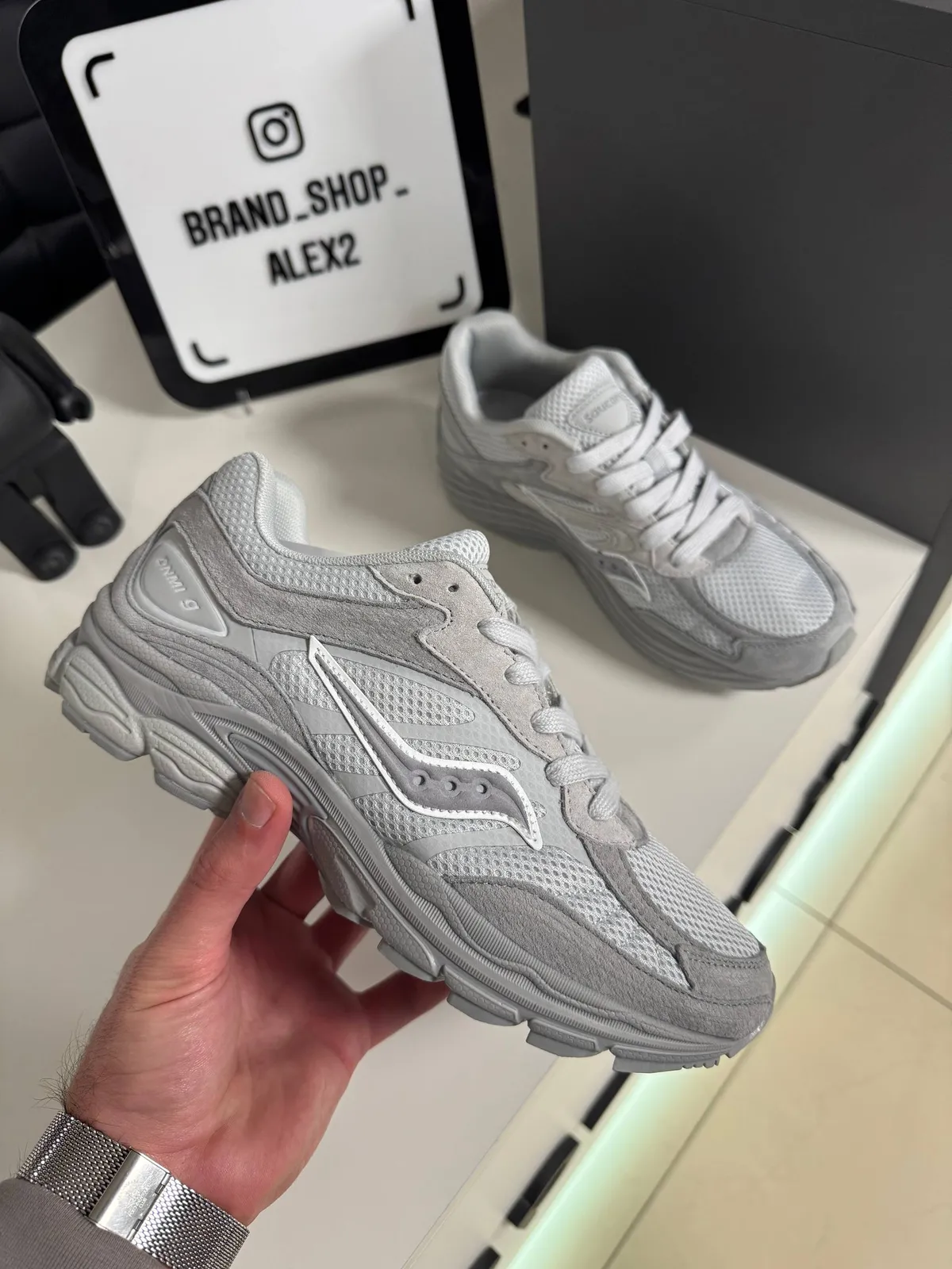 Світло-сірі кросівки Saucony 