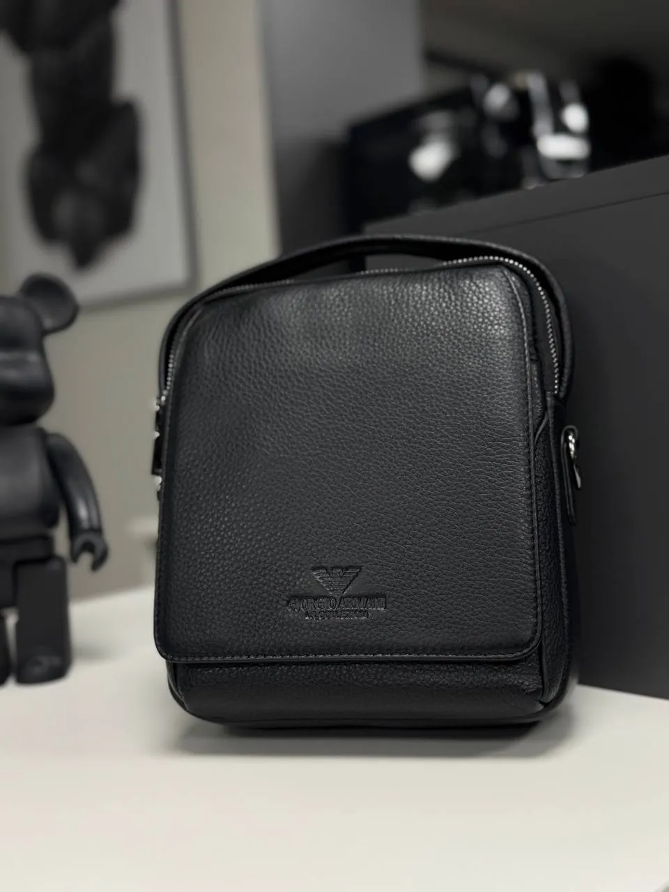 Чорна шкіряна сумка Armani 