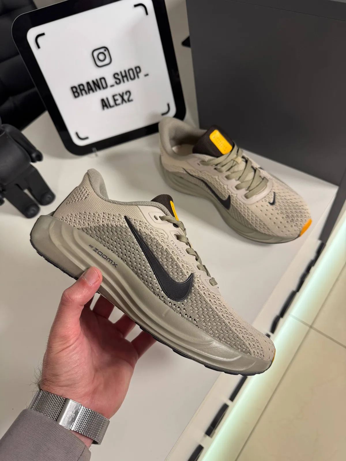Бежеві кросівки Nike 