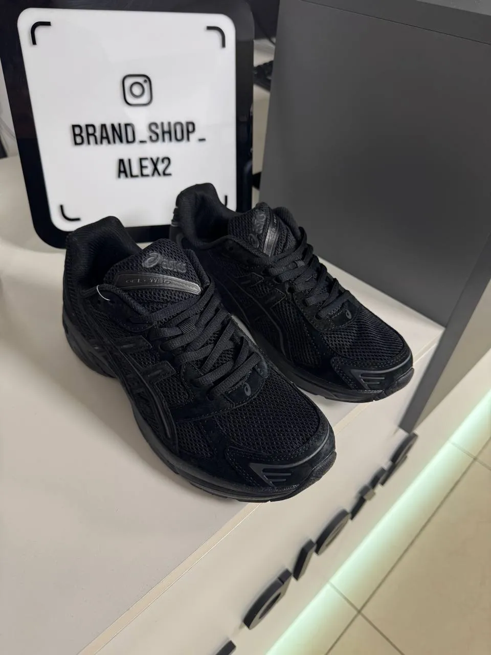 Кросівки чорні Asics  - фото 1