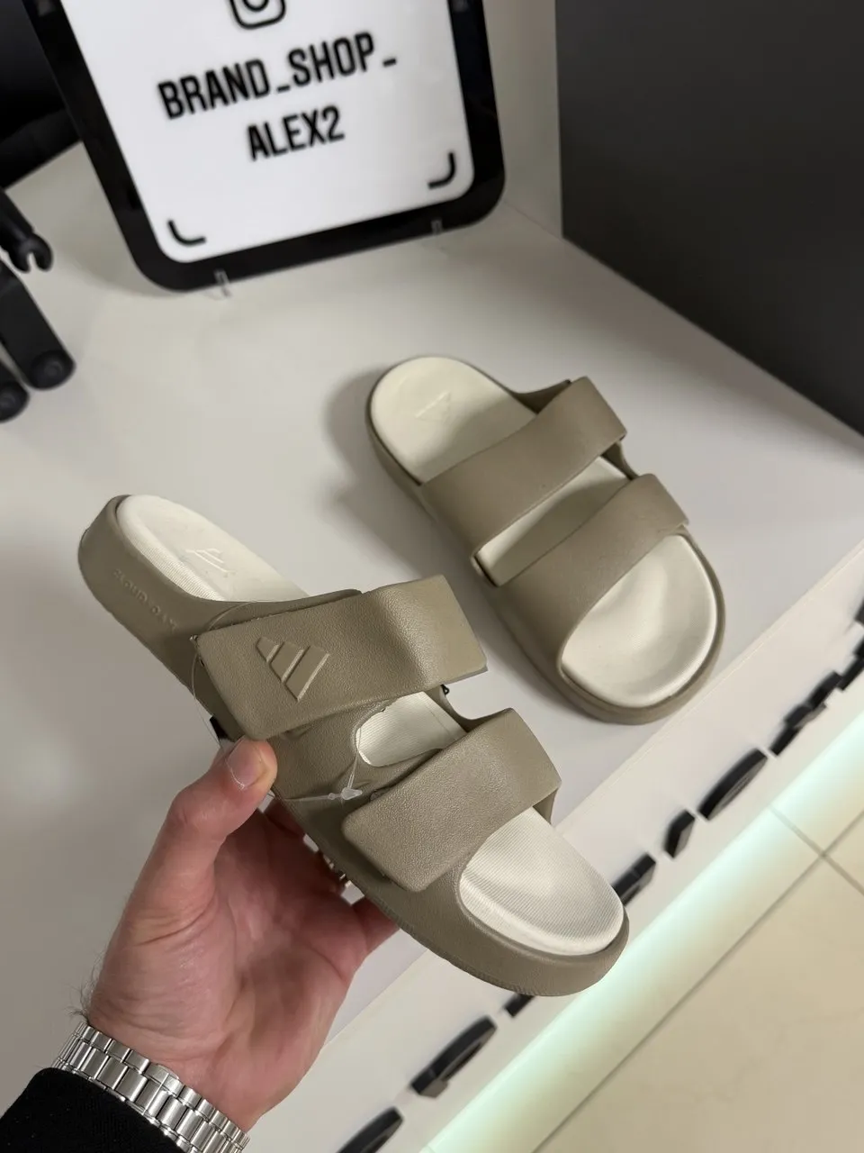 Бежеві сланці adidas 