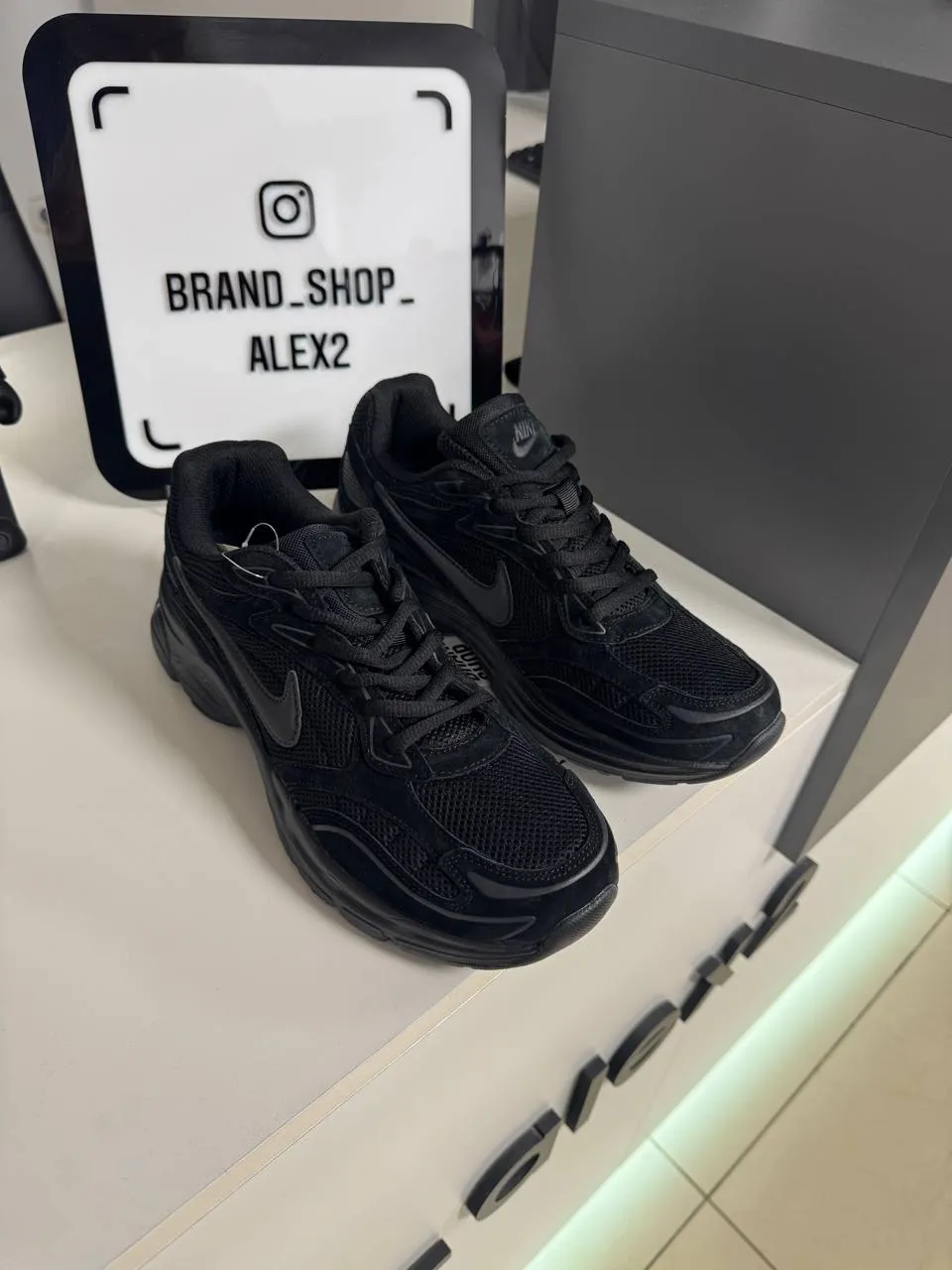 Кросівки чорні Nike  - фото 1