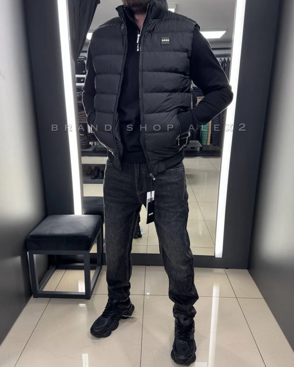 Чорна безрукавка Boss  - фото 1
