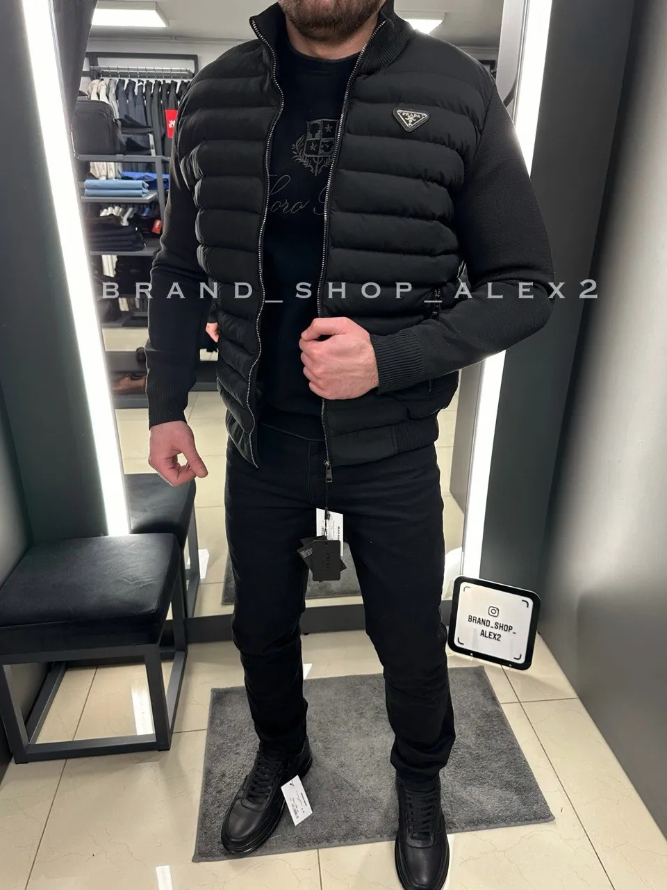 Чорна куртка Prada 