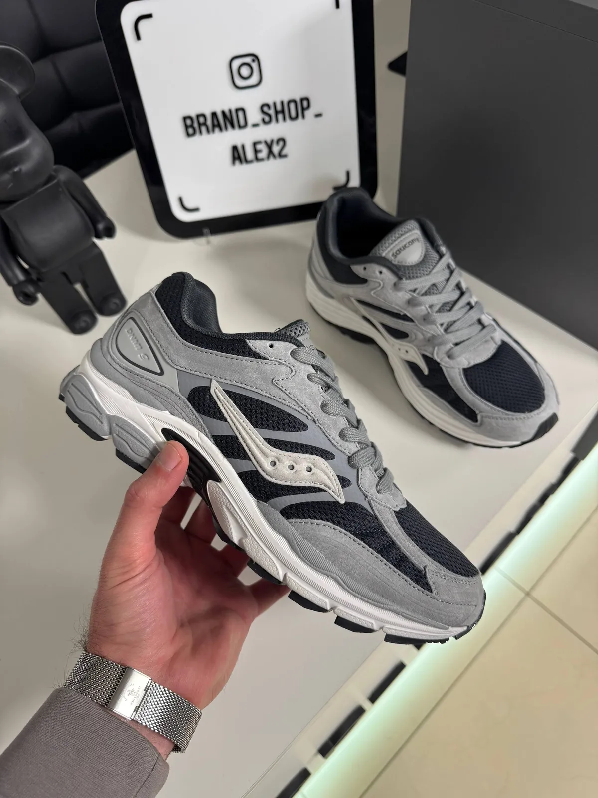 Темно-сірі кросівки Saucony 