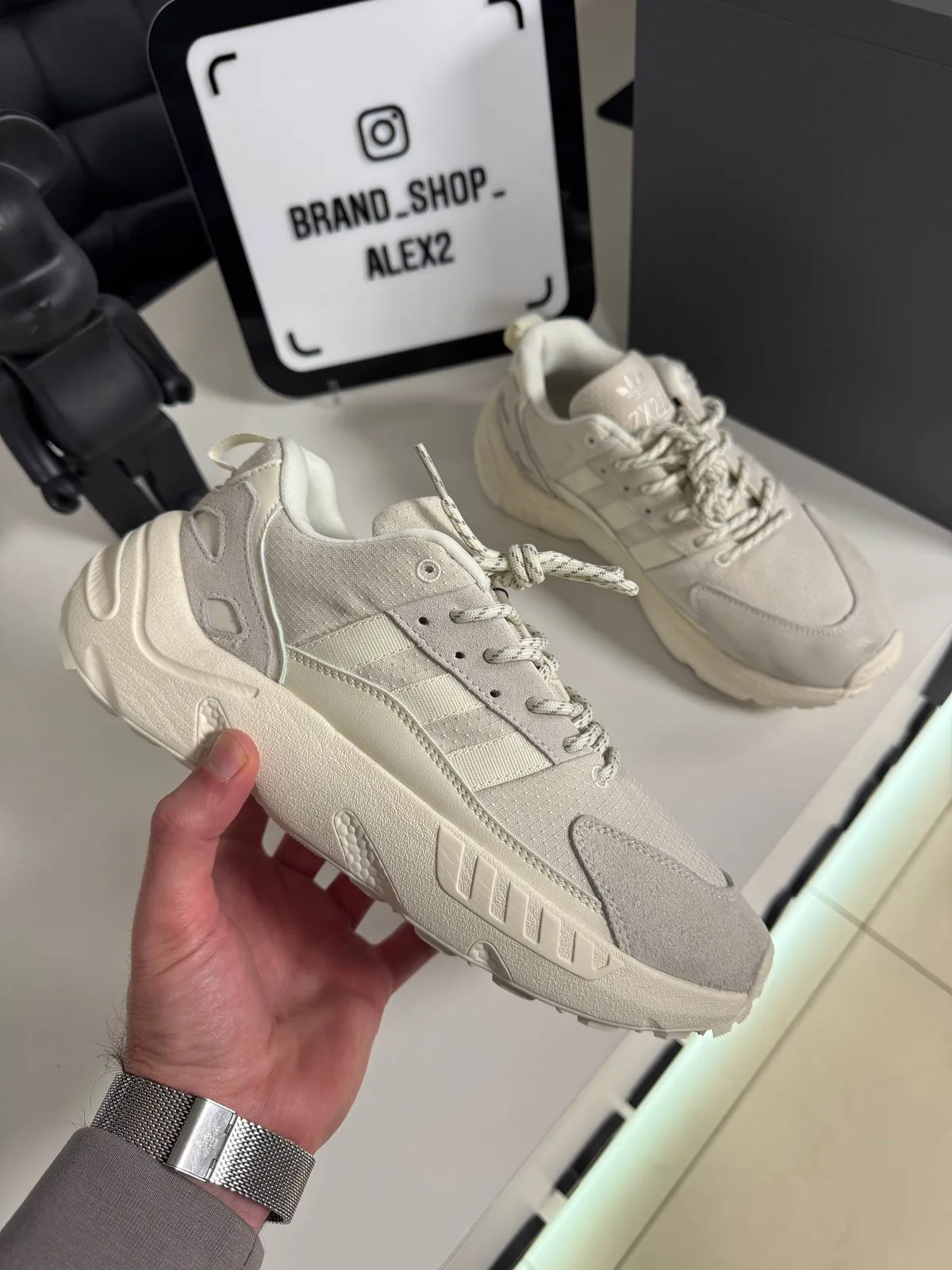 Бежеві кросівки adidas 