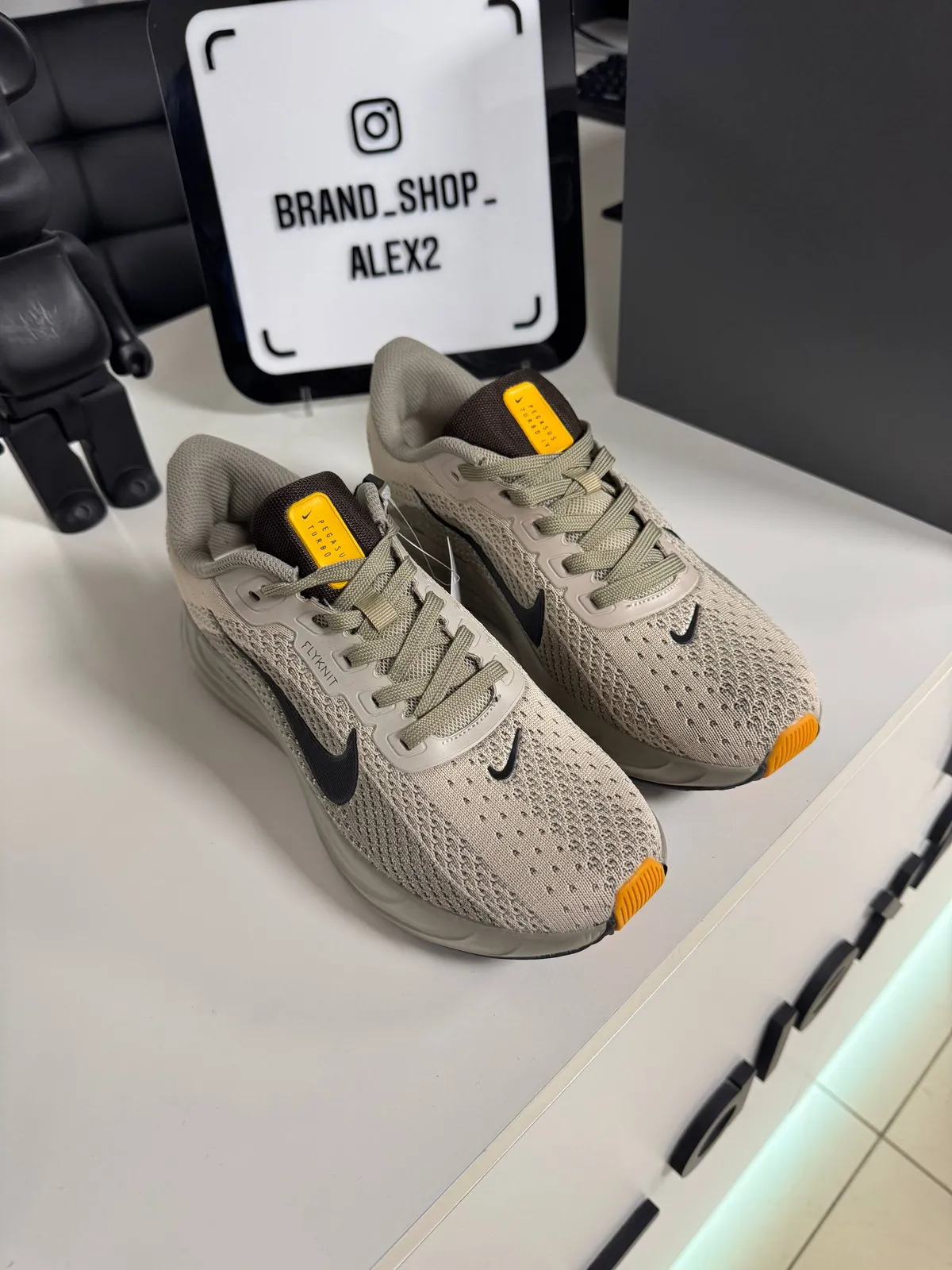Бежеві кросівки Nike  - фото 1