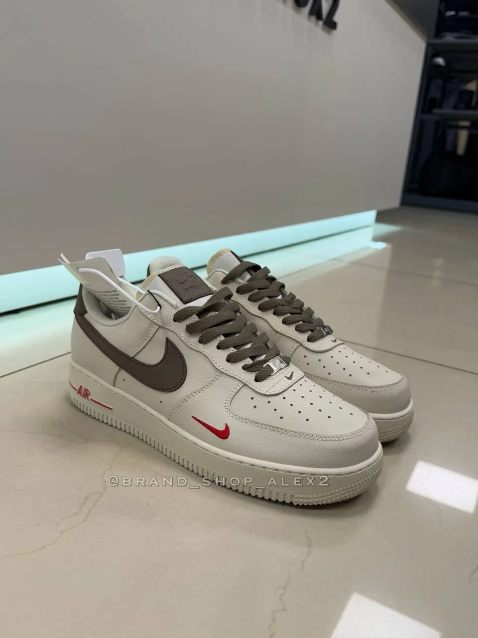Бежеві кросівки Nike  - фото 1