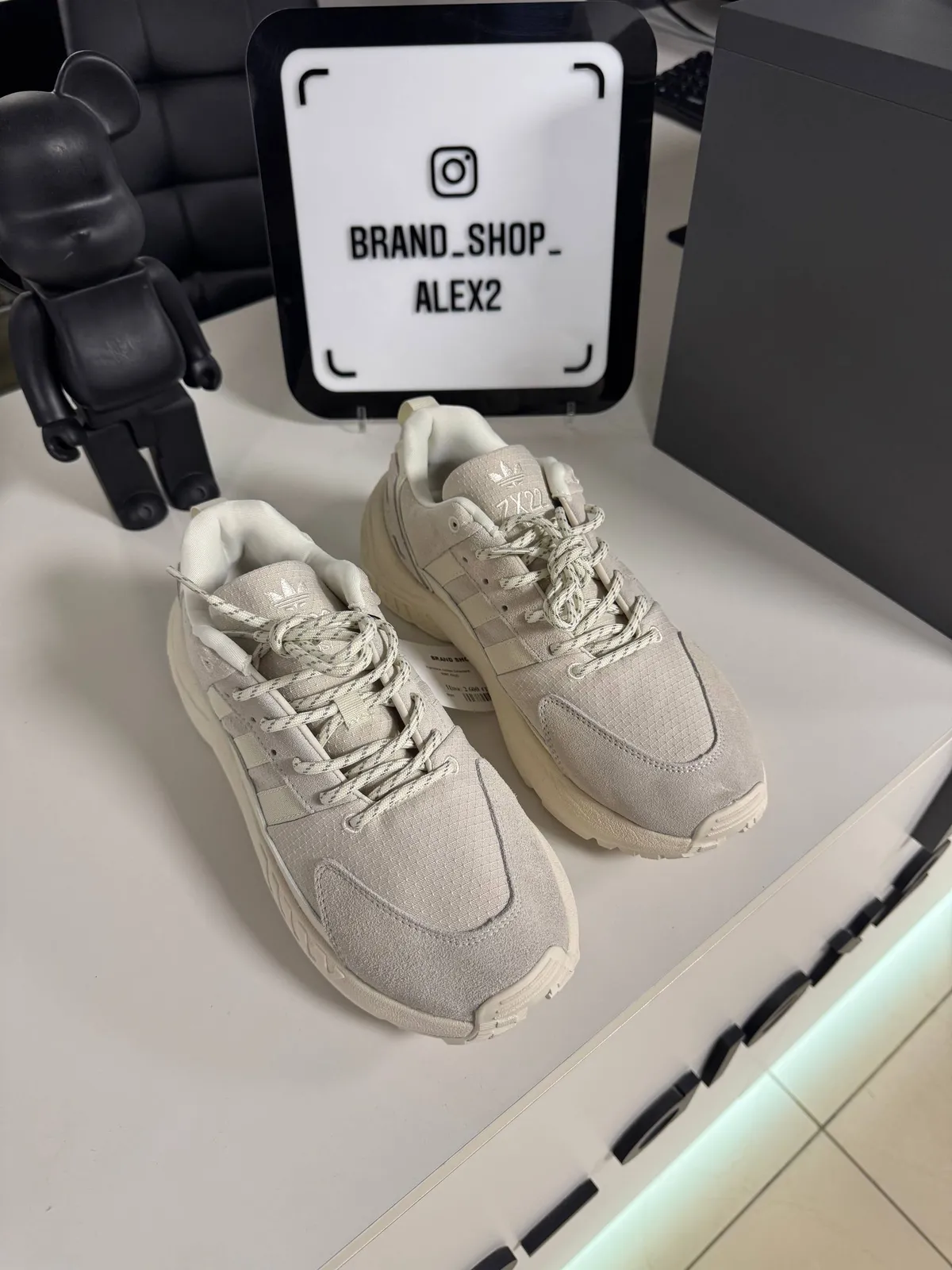 Бежеві кросівки adidas  - фото 1