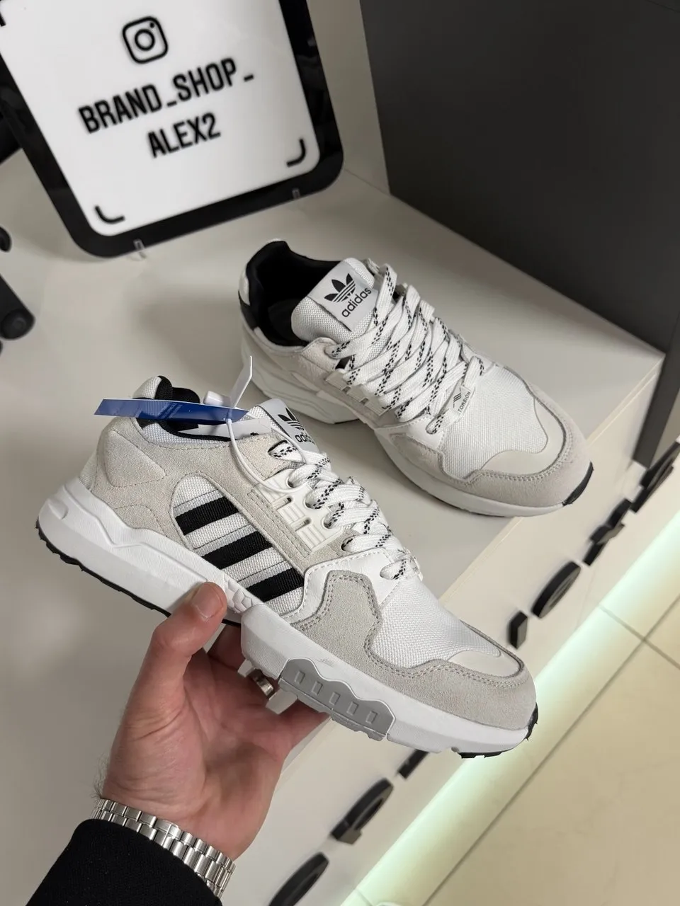 Бежеві кросівки adidas 
