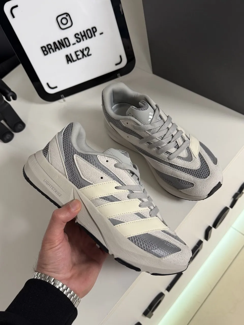 Кросівки сірі adidas 
