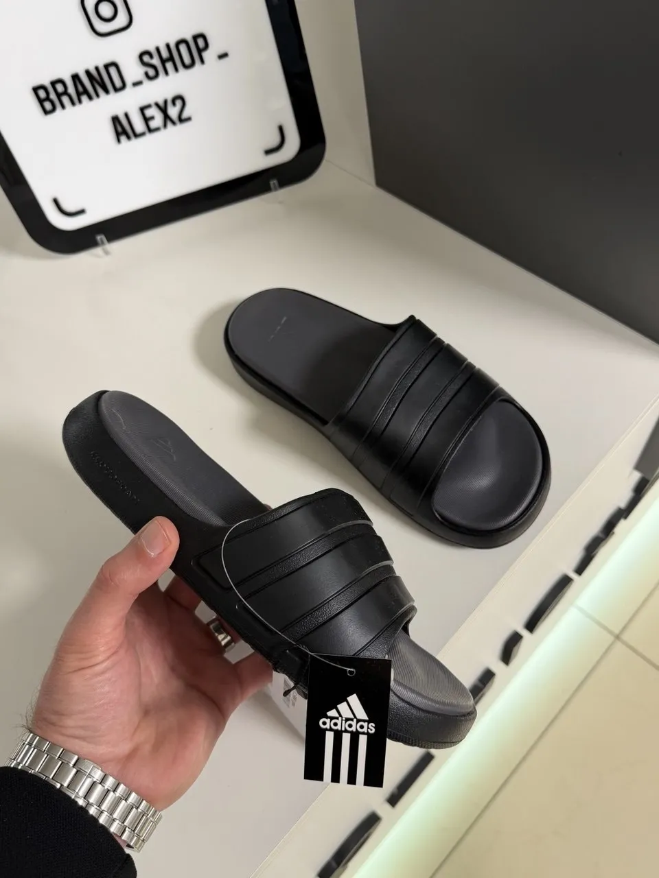Чорні слайдери adidas 