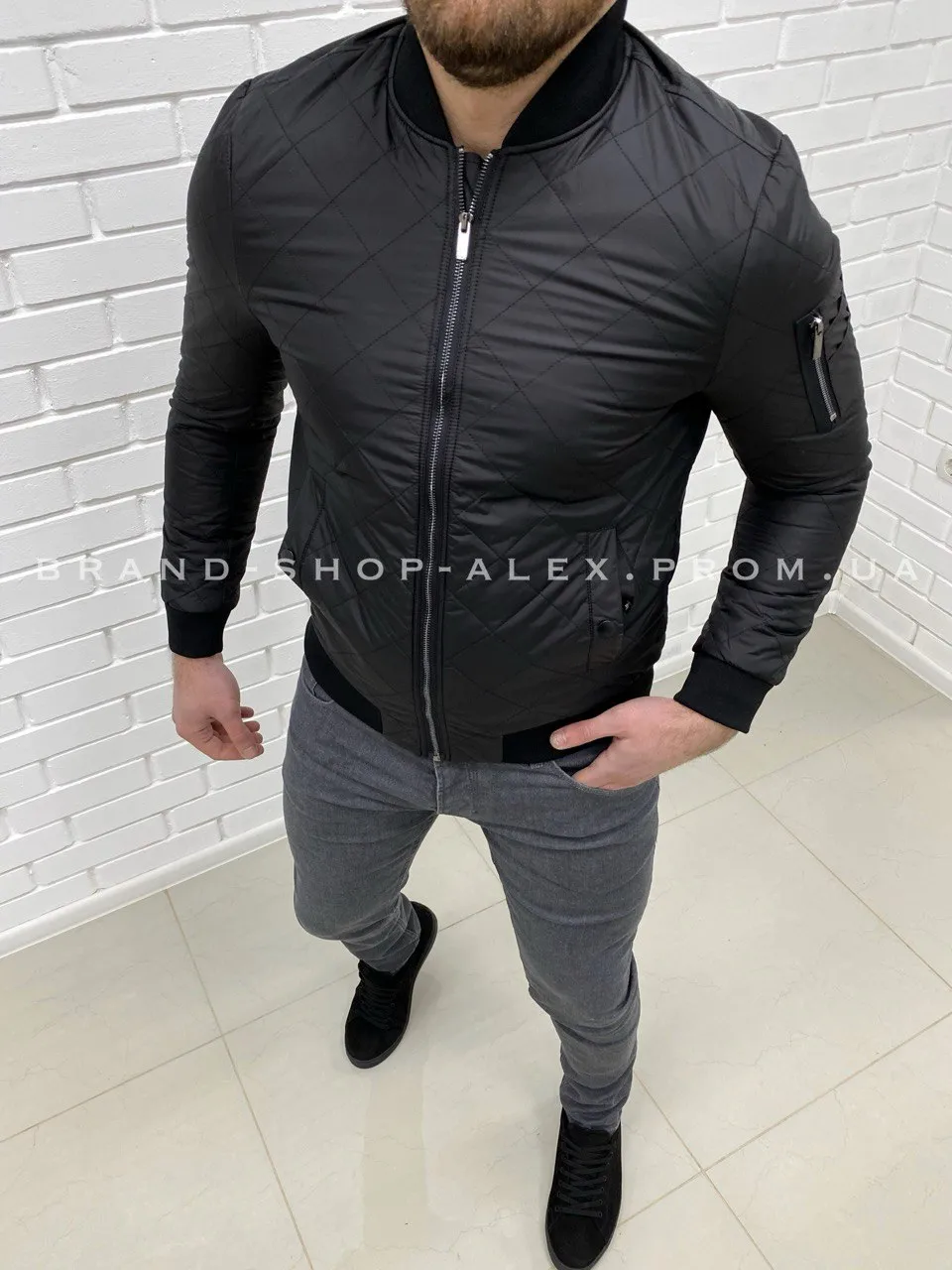 Чорна куртка бомбер 