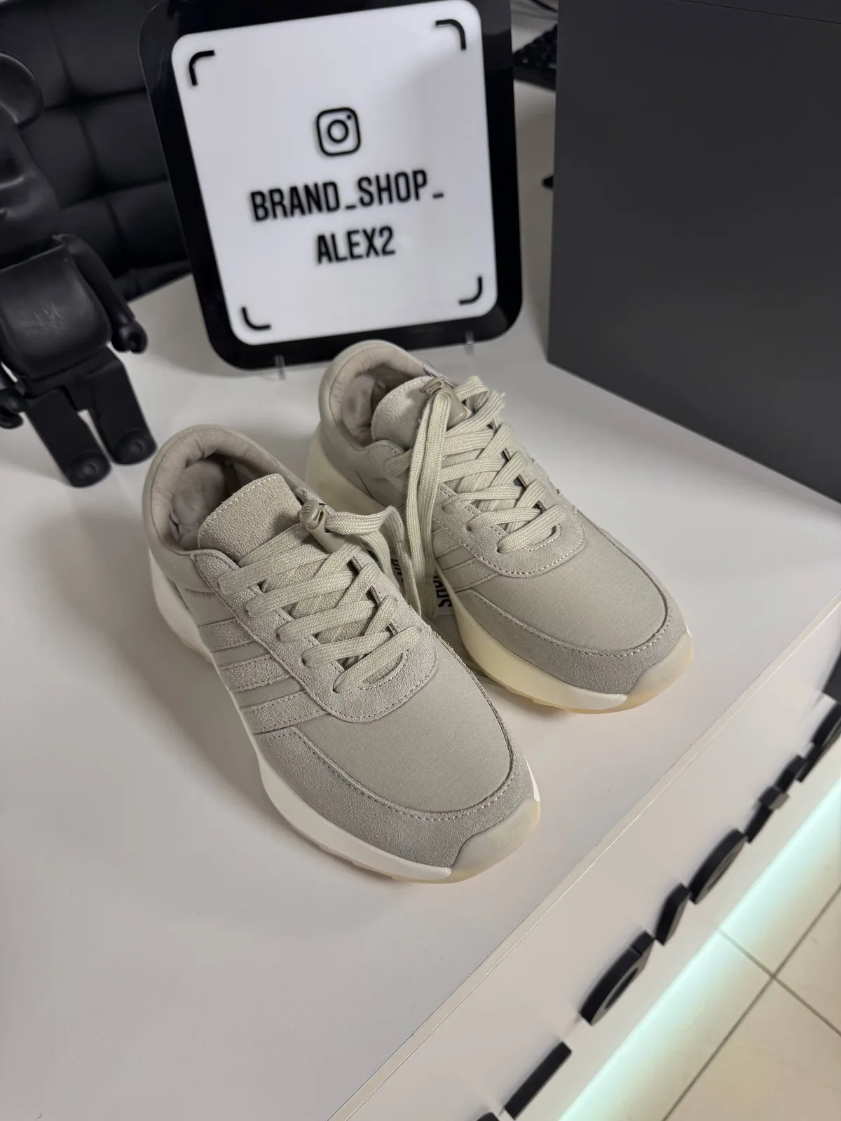 Кросівки Adidas сірі  - фото 1