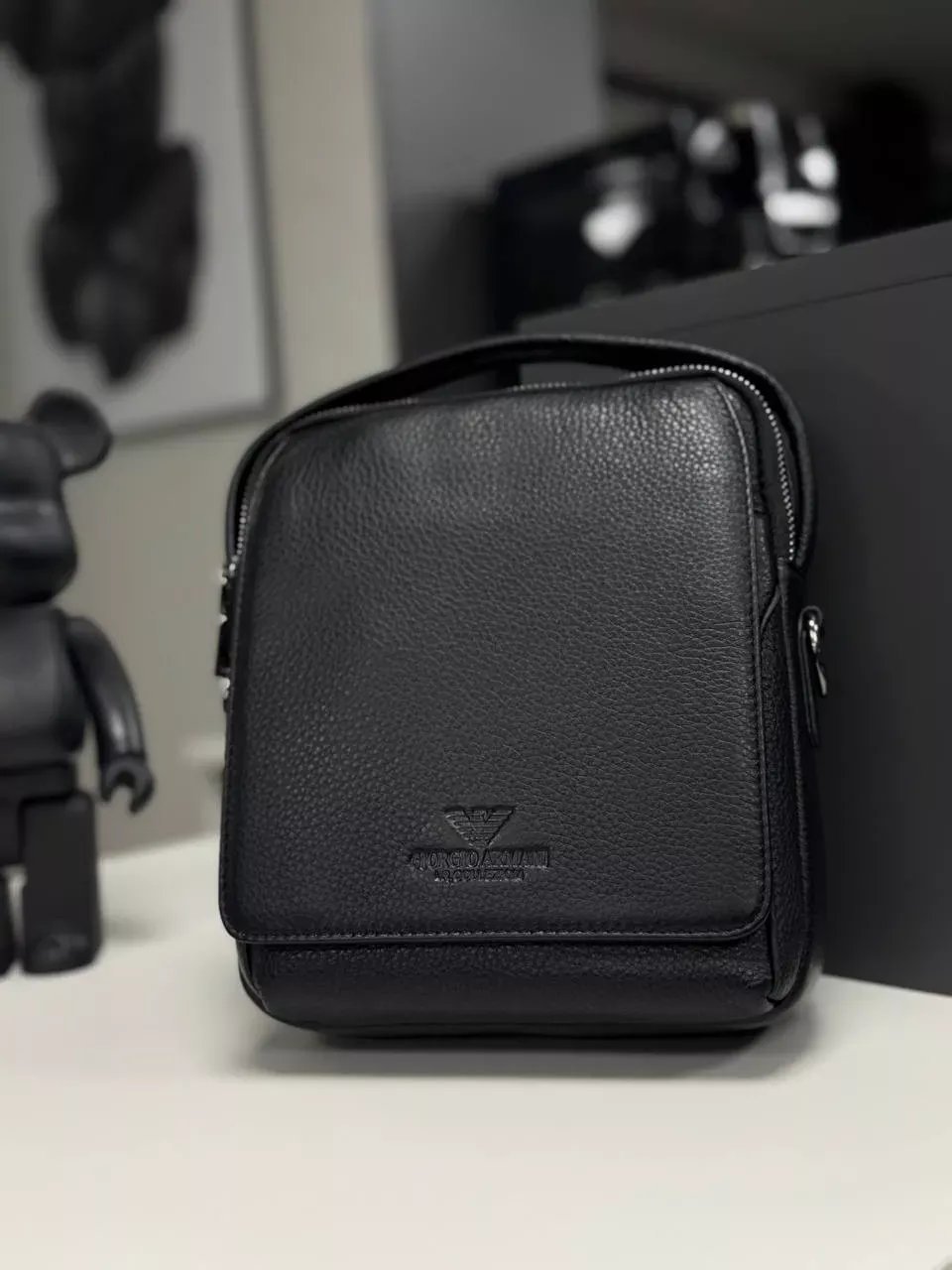 Чорна шкіряна сумка Armani 