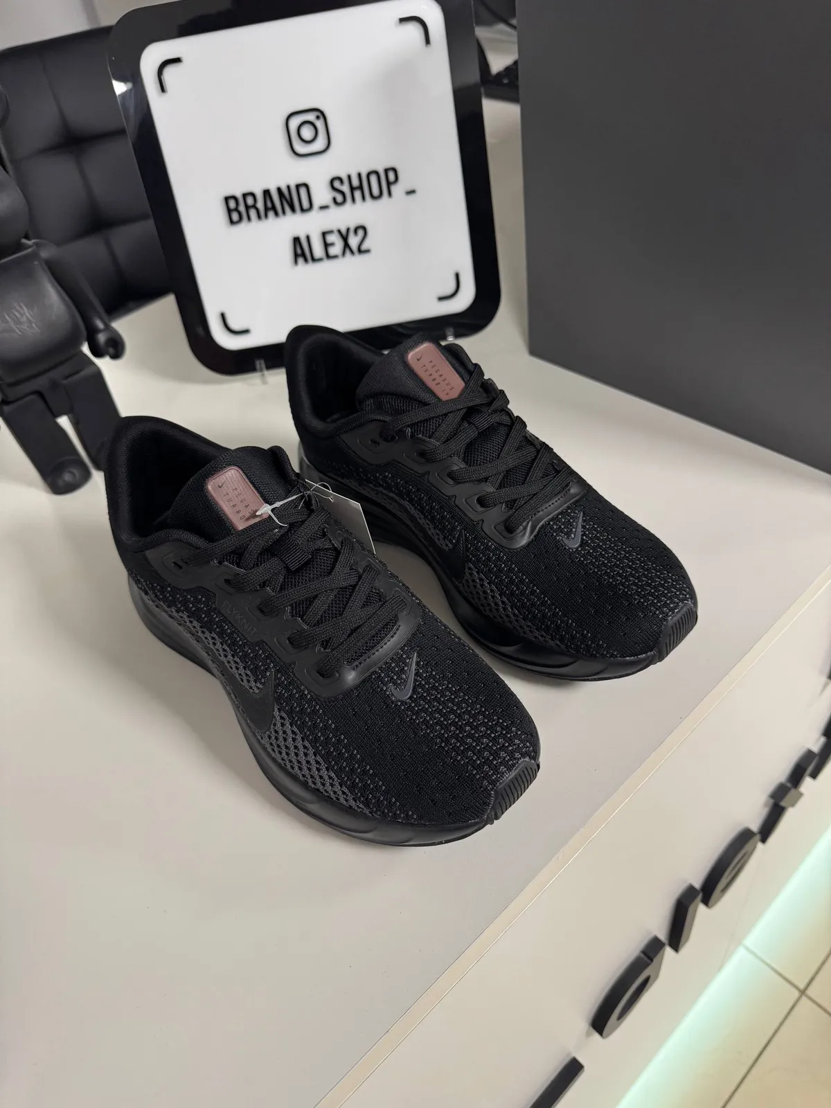 Чорні кросівки Nike  - фото 1