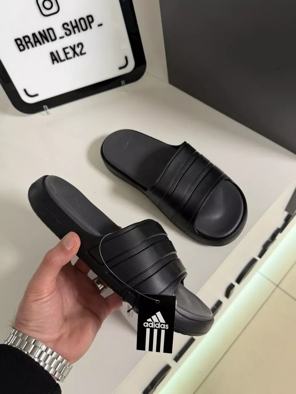 Чорні слайдери adidas 